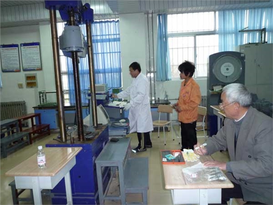 韓泰清高工做氫脆試驗(yàn)