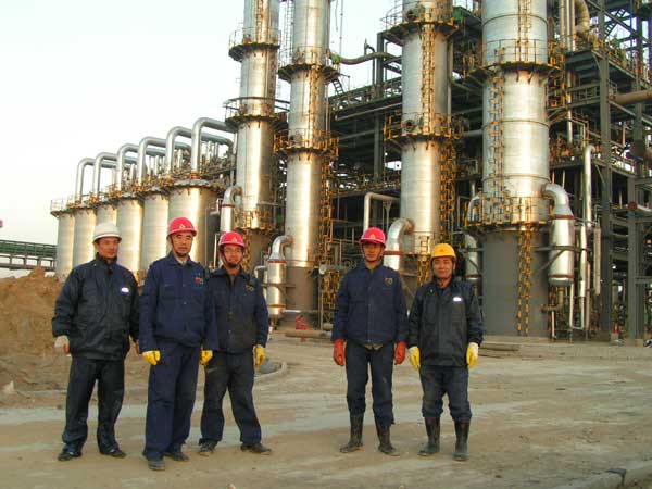 公司總工韓泰清(中間)、和甲方領導清洗現場合影留念 公司總工韓泰清(中間)、和甲方領導清洗現場合影留念