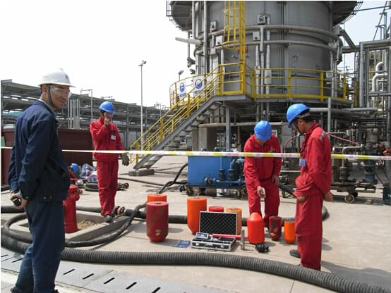 青潔能Pig清洗現場及設備(圖中年長者為個公司總工韓泰清高工) 青潔能Pig清洗現場及設備(圖中年長者為個公司總工韓泰清高工)