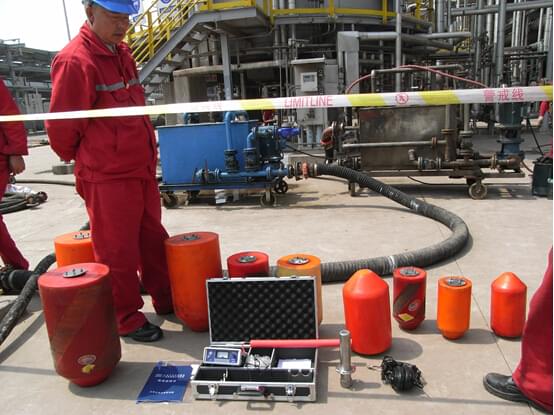 青潔能Pig清洗現場及設備(圖中年長者為個公司總工韓泰清高工) 青潔能Pig清洗現場及設備(圖中年長者為個公司總工韓泰清高工)