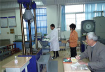 韓泰清高工做氫脆試驗(yàn)